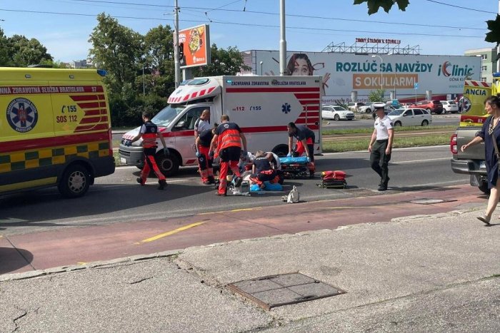 Ilustračný obrázok k článku Ženu ZRAZILO auto pred bratislavskou nemocnicou: Išla cez priechod, náraz NEPREŽILA
