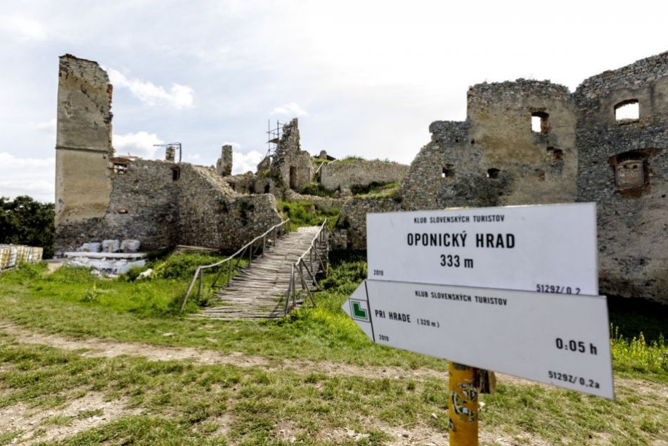 Ilustračný obrázok k článku Stredovek na Oponickom hrade preložili: Tešiť sa môžete na historický šerm aj prehliadku