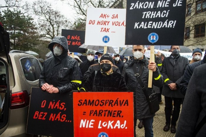 Ilustračný obrázok k článku Samosprávy finančne krvácajú: ZMOS chystá veľké protestné zhromaždenia naprieč Slovenskom