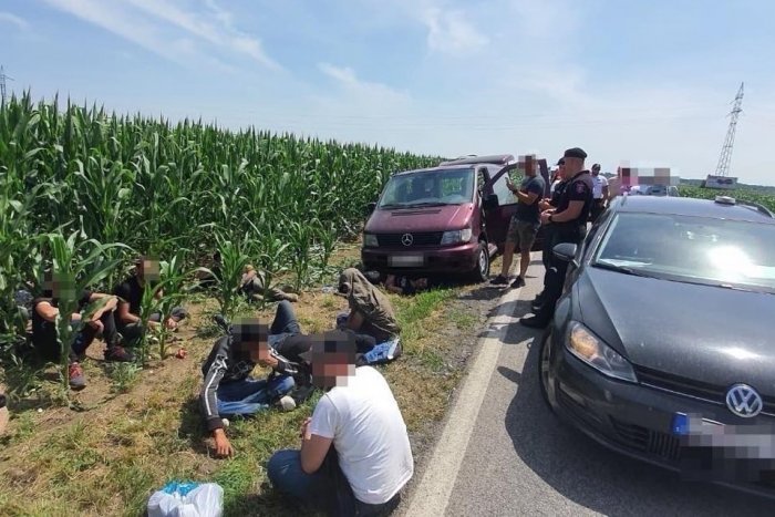 Ilustračný obrázok k článku Naháňačka s políciou neďaleko Šale: Muž prevážal NELEGÁLNYCH migrantov!
