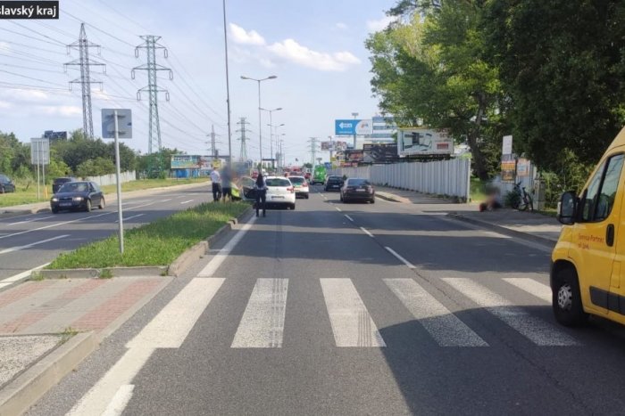 Ilustračný obrázok k článku Ďalšia NEHODA na priechode v Bratislave: Auto narazilo do tínedžerky na KOLOBEŽKE