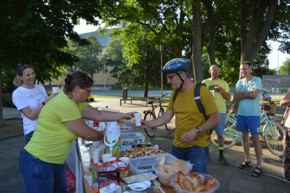 Ilustračný obrázok k článku Šaľanom sa cesta do práce na bicykli oplatila: Deň im spríjemnili chutné raňajky