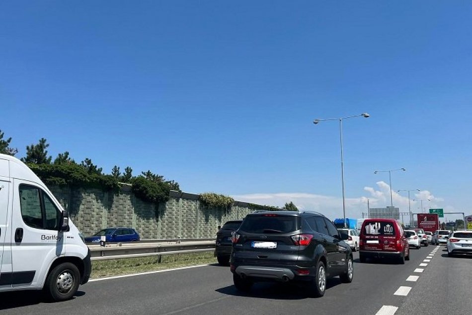 Ilustračný obrázok k článku Vodiči, POZOR! Nehoda na Prístavnom moste v Bratislave, ZDRŽÍTE sa desiatky minút