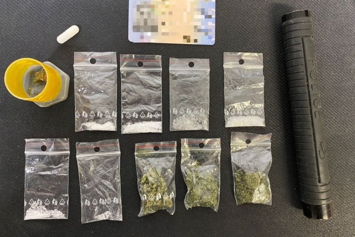 Ilustračný obrázok k článku Mladíka pri kontrole prezradila jeho nervozita: Policajtom vydal DROGY!