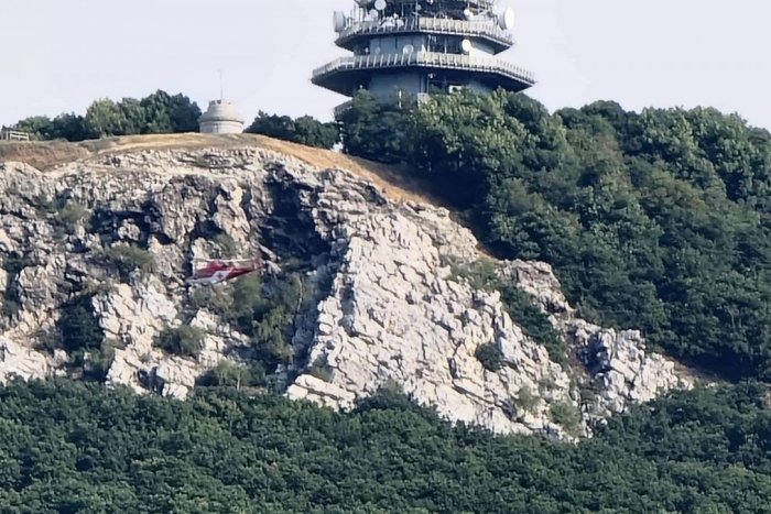 Ilustračný obrázok k článku Špeciálna akcia záchranárov nad Nitrou: Vrtuľník pristál na PYRAMÍDE, VIDEO