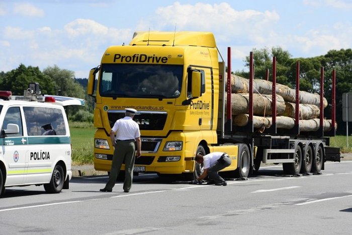 Ilustračný obrázok k článku Pre ťažbu dreva uzavrú počas TROCH víkendov cestu medzi P. Bystricou a Púchovom