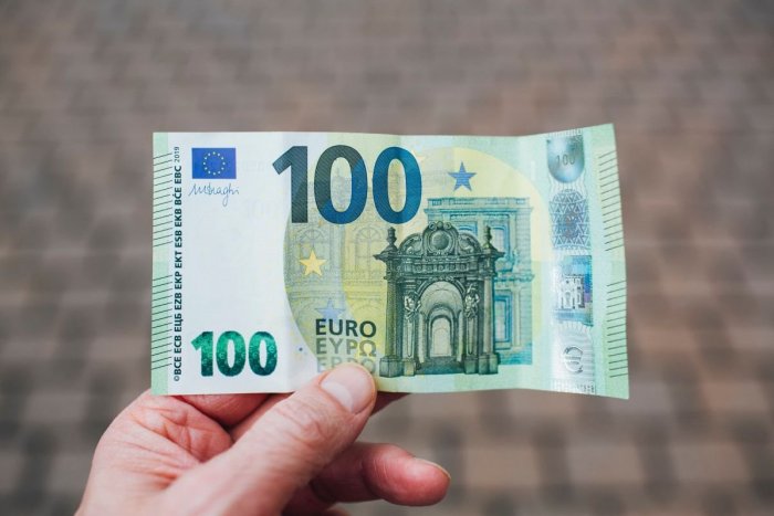 Ilustračný obrázok k článku Slovákom vyplatia 100-eurové príspevky: Kto môže POŽIADAŤ o inflačnú pomoc?