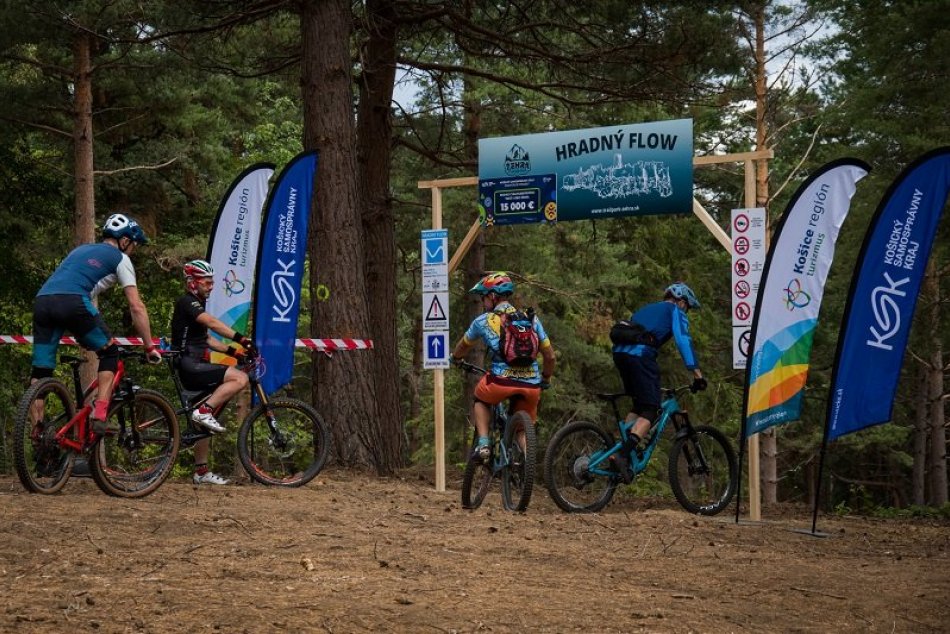 Ilustračný obrázok k článku Pod Spišským hradom otvorili trailpark. Cyklistov čaká adrenalín i novinky, VIDEO