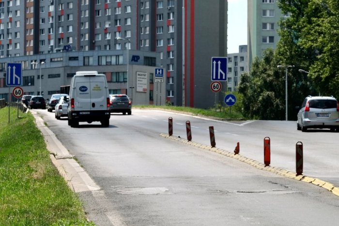 Ilustračný obrázok k článku V Petržalke budú opravovať zničenú frekventovanú cestu: Rátajte s obmedzením dopravy