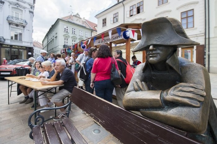 Ilustračný obrázok k článku Koncerty a chutné jedlo v centre Bratislavy: Oslávte s Francúzmi ich veľký sviatok