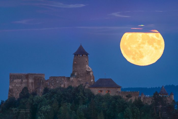 Ilustračný obrázok k článku Úžasný úspech: Fotografia supersplnu za Ľubovnianskym hradom je snímkou dňa NASA