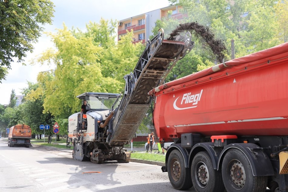 Ilustračný obrázok k článku Vodiči, zvýšte opatrnosť: Obnova novozámockých ciest pokračuje