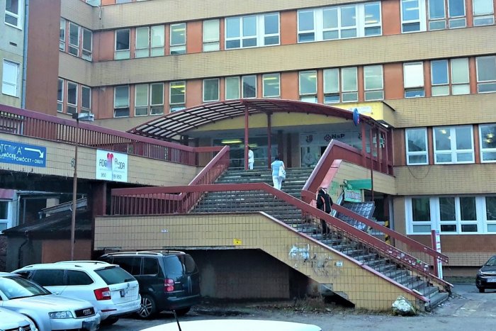 Ilustračný obrázok k článku Vstupy do nemocnice v Považskej Bystrici sa opravujú: Bude nové schodisko