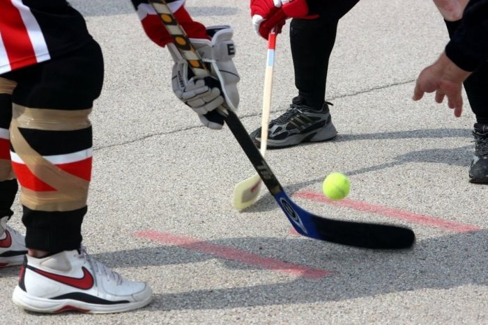 Ilustračný obrázok k článku Športovci skrížia hokejky pre dobrú vec: Charitatívny turnaj zabaví celé rodiny