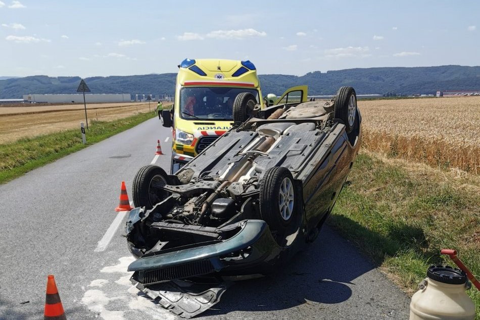 Ilustračný obrázok k článku Hrozivá nehoda neďaleko Prešova: Mladá vodička skončila s autom na streche, FOTO