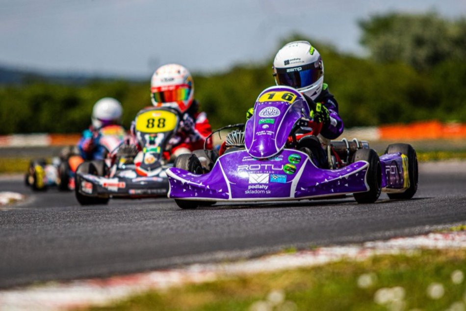 Ilustračný obrázok k článku Mladí pretekári to roztočili: Novozámocký ROTU Karting Team uspel v silnej konkurencii