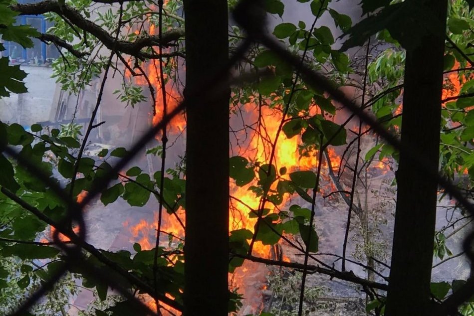 Ilustračný obrázok k článku Dom v Kremnici sa ocitol v plameňoch: Na mieste zasahujú hasiči aj policajti, FOTO