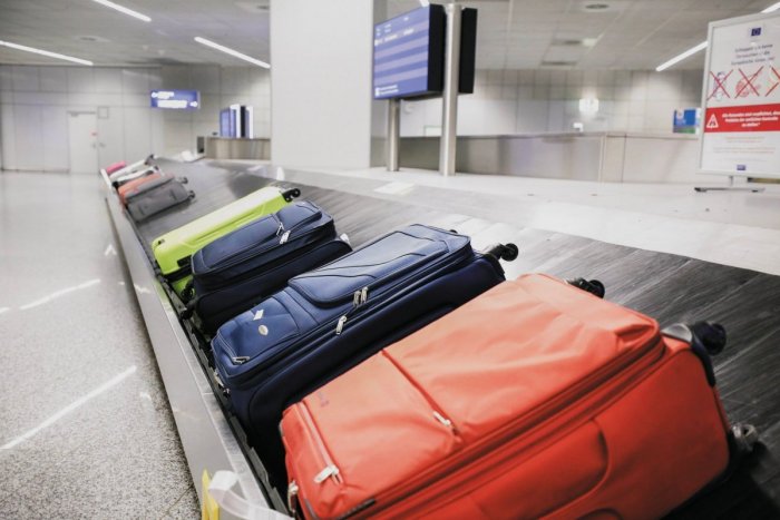 Ilustračný obrázok k článku Na letiskách sa povaľujú TISÍCE kufrov! Komplikuje to aj FARBA batožiny. Akú máte vy?