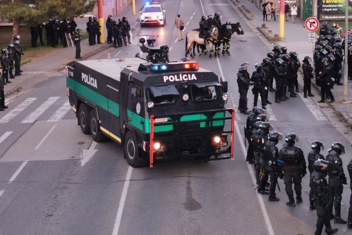 Ilustračný obrázok k článku Do Bratislavy prídu CHULIGÁNI z Maďarska: Polícia hlási, že cieľom bude ochrana ŽIVOTA!