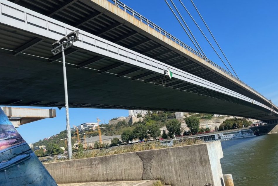 Ilustračný obrázok k článku Most SNP UZAVRELI, na zábradlí bol človek: Záchrannú akciu už UKONČILI