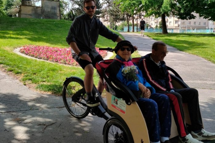 Ilustračný obrázok k článku Chcete voziť seniorov na elektrickej rikši? V Trnave hľadajú dobrovoľníkov!