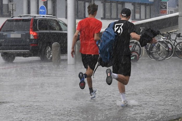 Ilustračný obrázok k článku Na Slovensko mieria vlny BÚROK a výdatných zrážok. Čo všetko nás čaká a dokedy bude pršať?