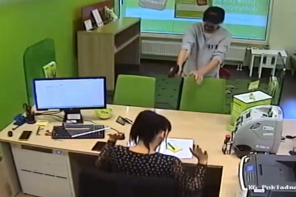 Ilustračný obrázok k článku TAKTO vyzeral prepad banky v Bratislave: Polícia zverejnila VIDEO, po páchateľoch pátra