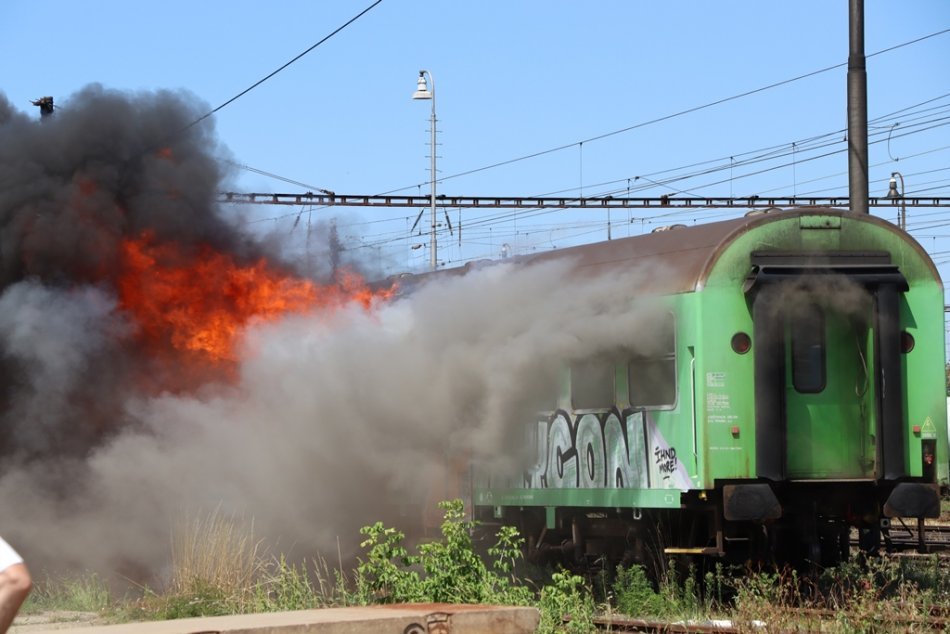 Ilustračný obrázok k článku Požiar na stanici v Nových Zámkoch: Oheň zachvátil osobné vozne, FOTO