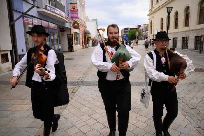 Ilustračný obrázok k článku GAJDY pod Zoborom: Festival privíta hudobníkov zo 6 KRAJÍN!