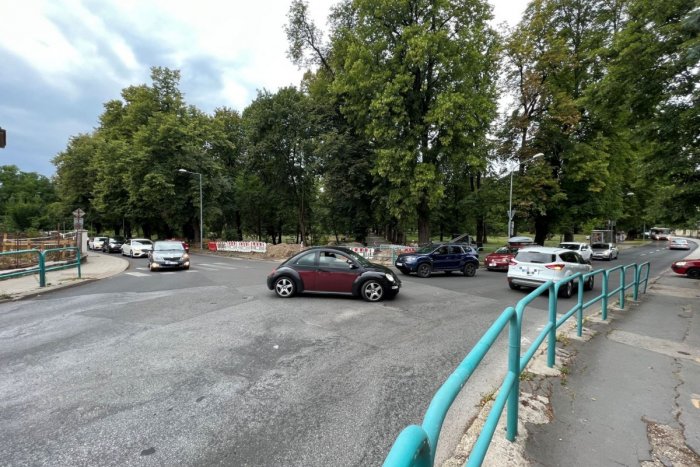 Ilustračný obrázok k článku Vodičov čakajú ďalšie OBMEDZENIA: Bystrica začína s výstavbou mini okružnej križovatky