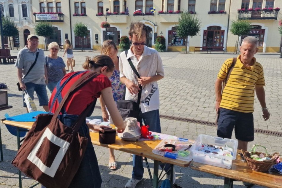 Ilustračný obrázok k článku Na námestí opäť ožila tradícia nakupovania: Aký bol Topoľčiansky blšák? FOTO