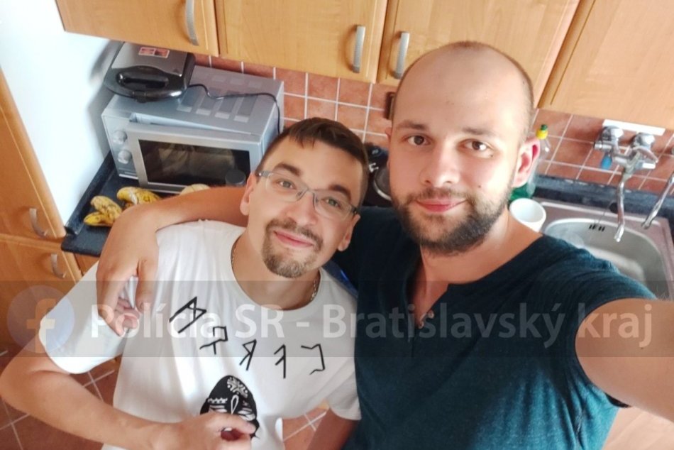 Ilustračný obrázok k článku POVEDALI by ste, že toto sú bankoví lupiči a hrozí im DOŽIVOTIE? Polícia po nich pátra, FOTO