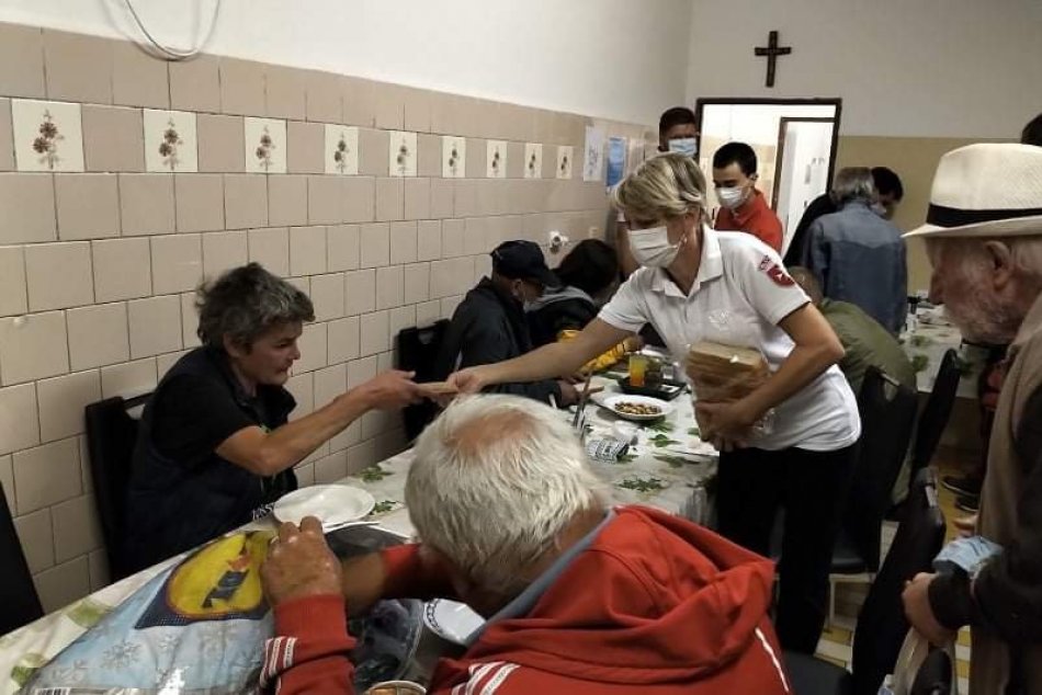 Ilustračný obrázok k článku Ľudia bez domova dostávajú v Nitre teplú polievku: Varia im ju každú nedeľu