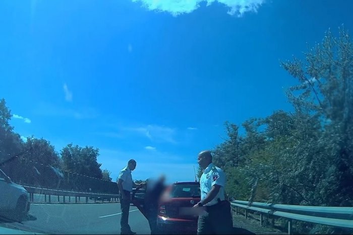 Ilustračný obrázok k článku Po R1 jazdil 86-ročný vodič v PROTISMERE: Policajti zabránili tragédii, VIDEO