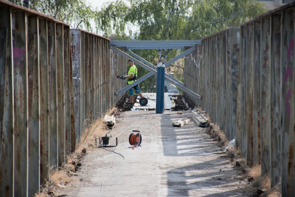 Ilustračný obrázok k článku Práce na železničnej lávke sa pohli: Odstránili staré schody aj časť mostovky, FOTO