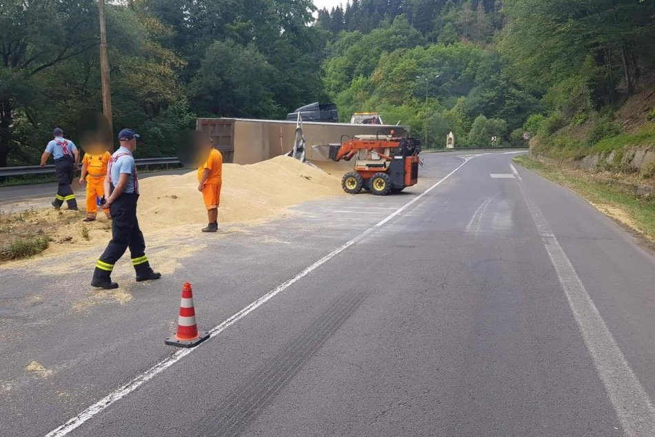 Ilustračný obrázok k článku V Bystrici sa prevrátil kamión: Zranený vodič je v opatere záchranárov, FOTO