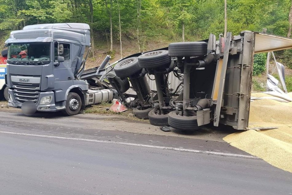 Ilustračný obrázok k článku Vážna nehoda pod Donovalmi: Vodiča kamióna previezli do nemocnice, FOTO
