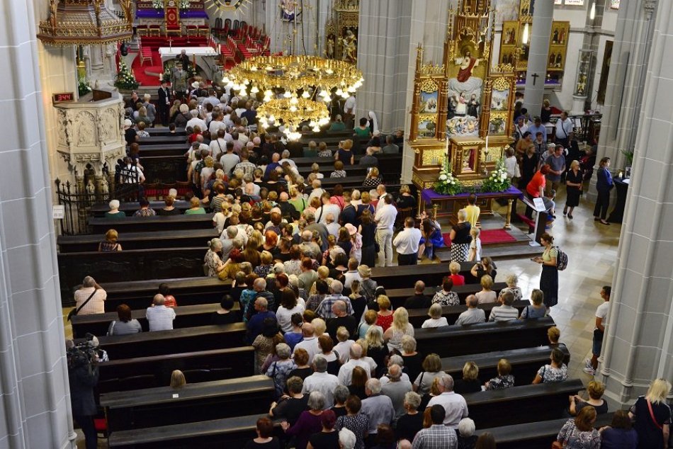 Ilustračný obrázok k článku Košicami sa vinú rady čakajúcich: S kardinálom Tomkom sa lúčia davy ľudí, FOTO