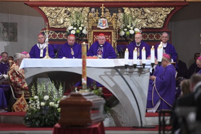Ilustračný obrázok k článku Pohreb kardinála Jozefa Tomka v Dóme sv. Alžbety: Prišla prezidentka i davy veriacich