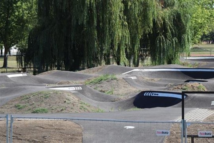 Ilustračný obrázok k článku Chystáte sa na novú pumptrackovú dráhu? Na TIETO pravidlá by ste nemali zabudnúť!