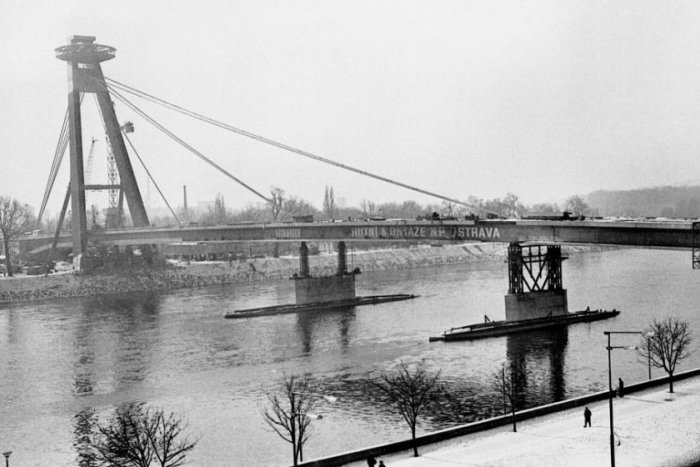 Ilustračný obrázok k článku Most SNP preslávil Bratislavu: Mestu dominuje už 50 rokov. Pozrite sa, ako ho STAVALI
