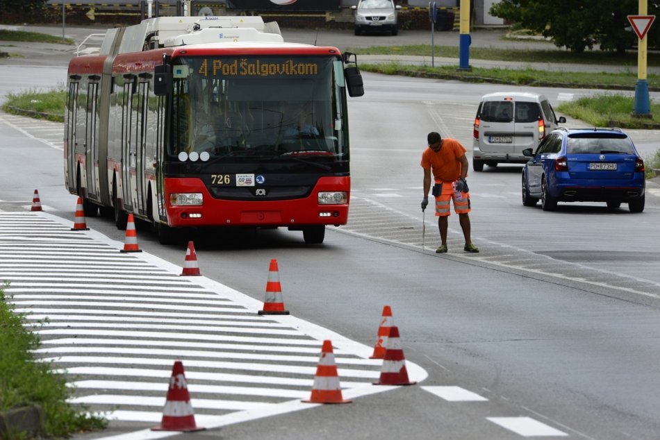 Ilustračný obrázok k článku Ako prebieha značenie BUS pruhu na Sekčove? Negatívom je menej parkovacích miest, FOTO