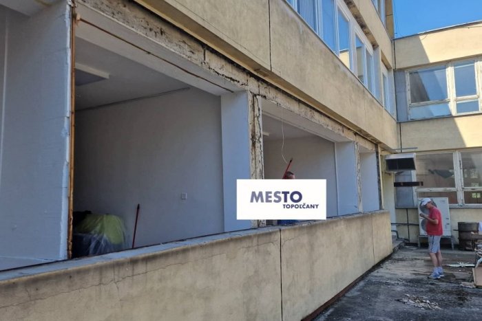 Ilustračný obrázok k článku Výmena okien aj oplotenia: Topoľčany pokračujú v prácach v školských areáloch