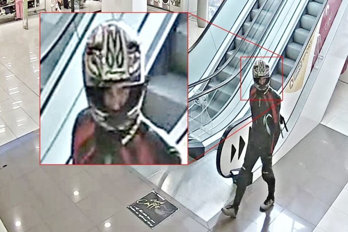 Ilustračný obrázok k článku Muž maskovaný ako motorkár prepadol trnavskú banku: Peniaze žiadal so ZBRAŇOU v ruke!
