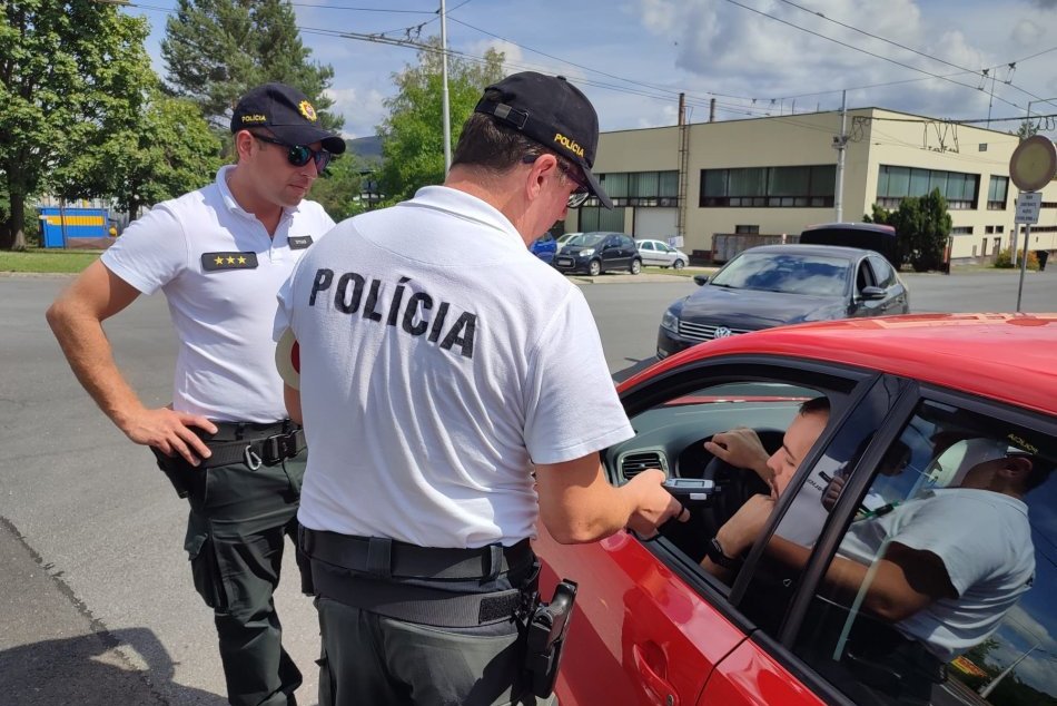 Ilustračný obrázok k článku Policajti v Banskobystrickom kraji ODMEŇOVALI vodičov: Rozdávali im pivo, FOTO
