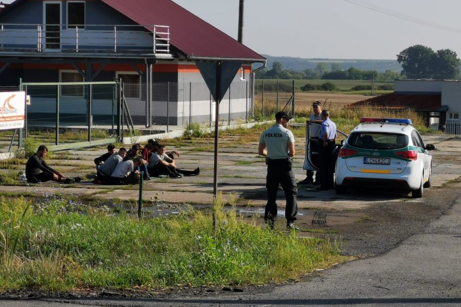 Ilustračný obrázok k článku NAHÁŇAČKA na juhu Banskobystrického kraja: Policajti strieľali po unikajúcom aute, FOTO