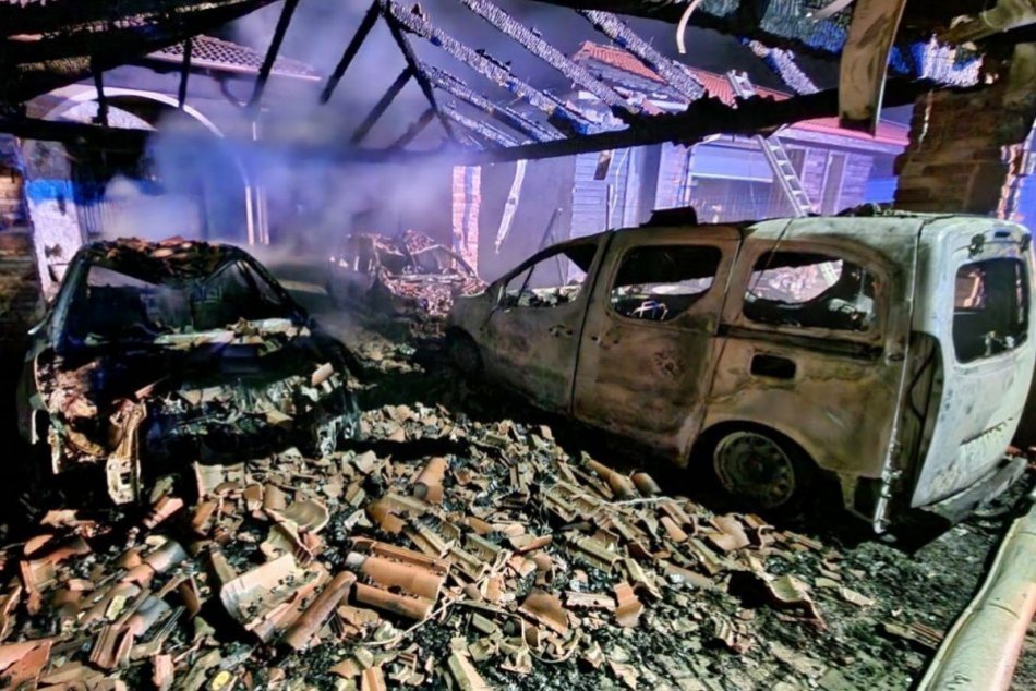 Ilustračný obrázok k článku Požiar pri rodinnom dome v Močenku: Oheň zničil prístrešok a tri autá, FOTO