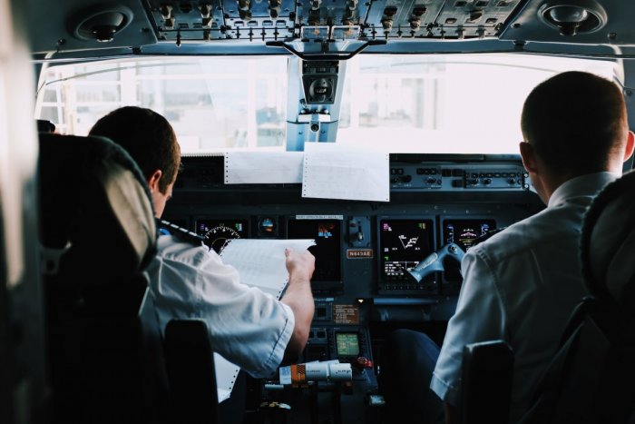 Ilustračný obrázok k článku HÁDKA pilotov počas letu: Najprv sa zdrapli za golier, potom sa POBILI! Ako pristáli?