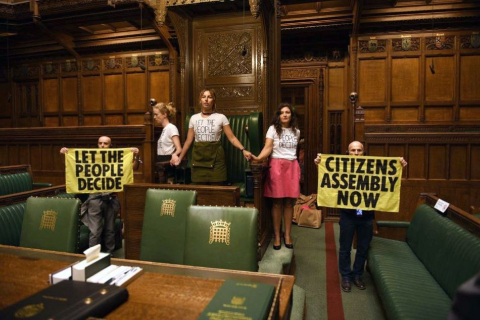 Ilustračný obrázok k článku Aktivisti vnikli do britského parlamentu: PRILEPILI sa ku kreslu