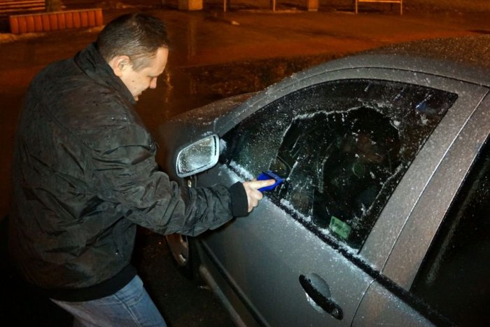 Ilustračný obrázok k článku Vyťahujte kabáty, Slovensko čaká PRUDKÉ ochladenie: Ráno už môžeme aj škrabať autá